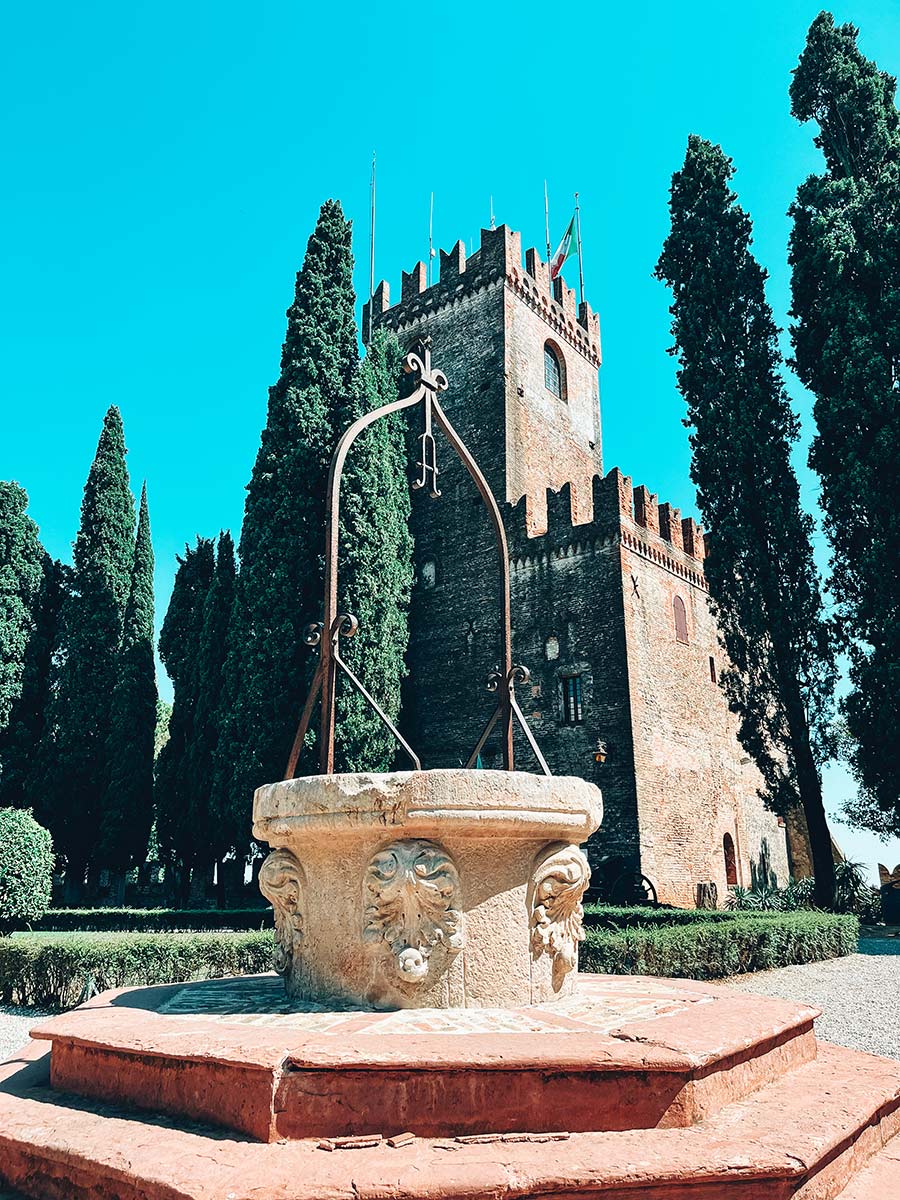 Jardim com vista para o Castelo de Conegliano, Vêneto, Itália